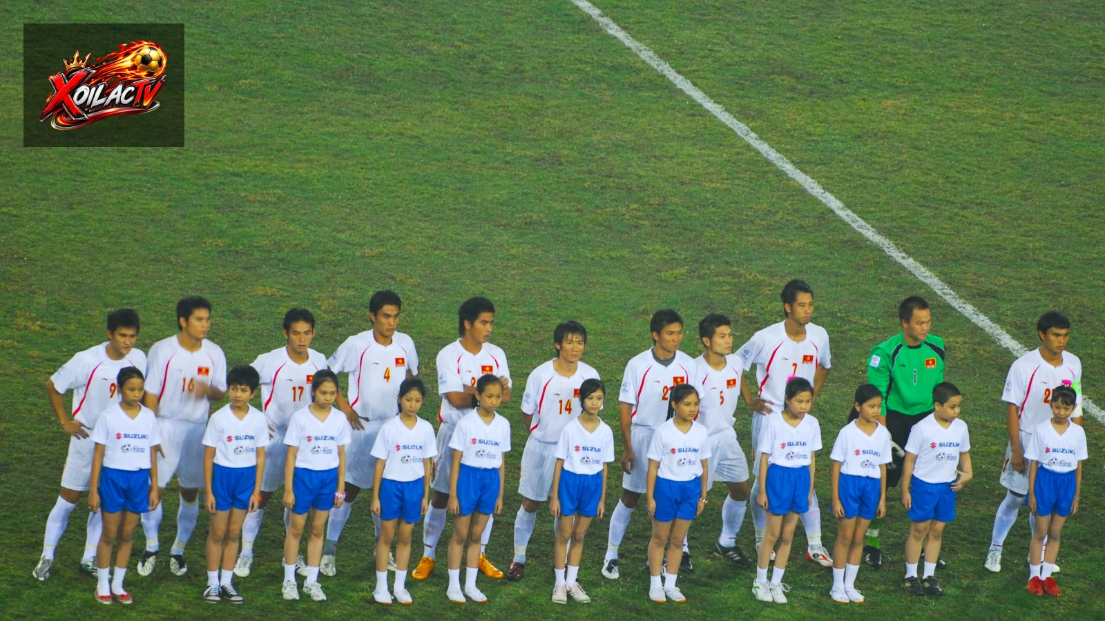 Đội tuyển Việt Nam làm lễ chào cờ trước trận gặp Thái Lan tại AFF Cup 2008