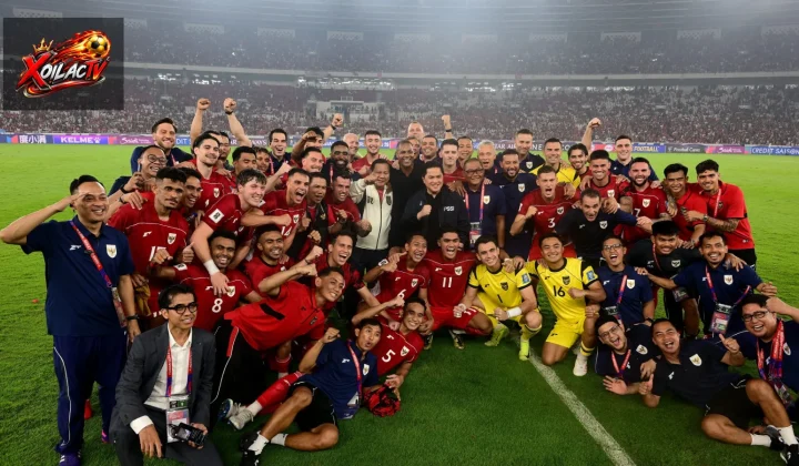 Các cầu thủ đội tuyển Indonesia chụp ảnh sau trận vòng loại World Cup năm 2025